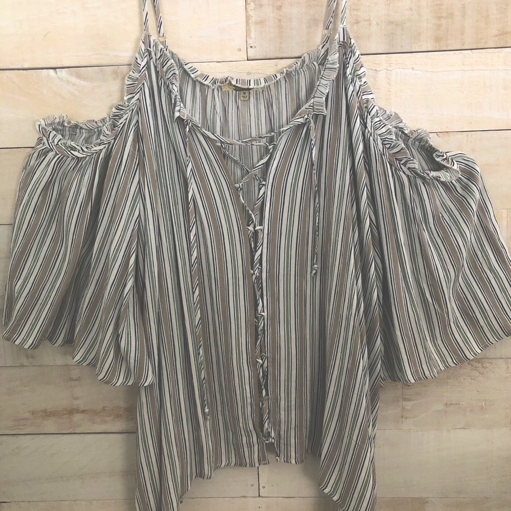 Gimmicks Cold Shoulder Top